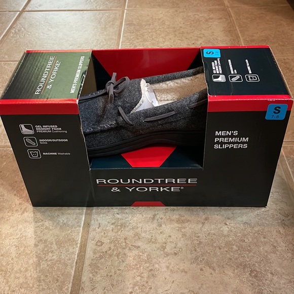 NWT Mens gray Slippers size small - Picture 3 of 4